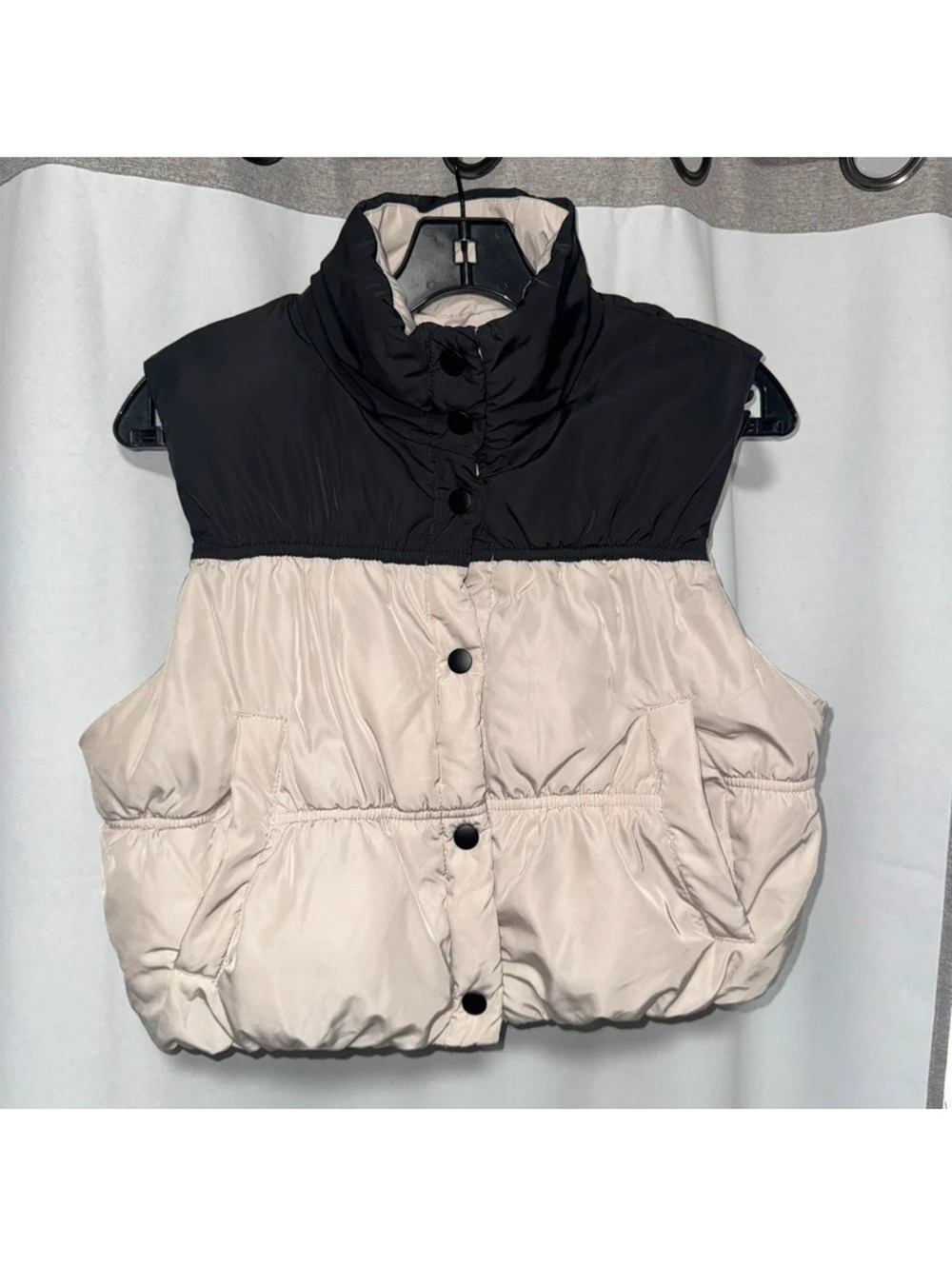 H&M black and beige color-blocked puffer vest small